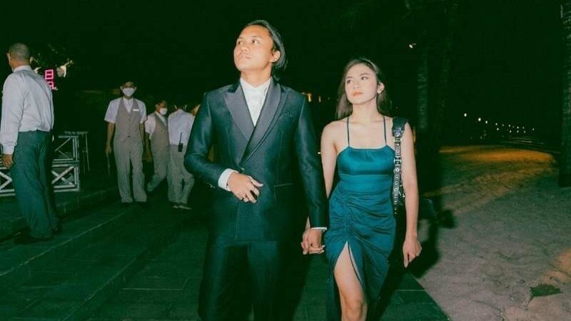 Rizky Febian disebut-sebut beri kode kejelasan hubungan dengan sang kekasih saat hadiri salah satu acara kondangan. Begini katanya.