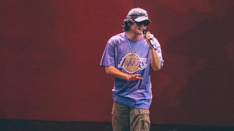 Rizky Febian dipuji miliki bahu yang begitu lebar, buat banyak netizen jadi ingin coba nyender. Hingga disebut mirip John Meyer.