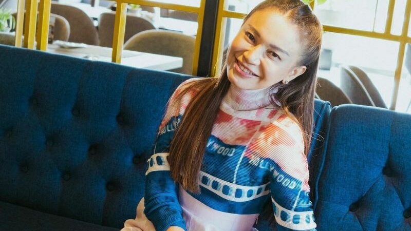 Tuliskan bagaimana keseruan saat konser di Surabaya, netizen malah salfok dan menilai jika Rossa terlihat semakin estetik.