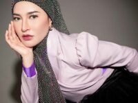 Mencoba ikut tren outfit cewek mamba, kue dan bumi, penampilan dari Shandy Purnamasari malah pantas disebut bidadari surgawi.