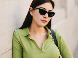 Kecantikan Syahnaz Sadiqah dinilai netizen terlalu membahana masih seperti seorang ABG padahal sudah jadi ibu dari dua orang anak.