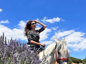 Tamara Bleszynski dipuji kecantikannya tak lekang oleh waktu, mirip bidadari yang menaiki kuda putih di padang lavender.