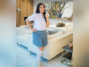 Titi Kamal si cantik yang selalu tampil awet muda mencuri perhatian netizen karna unggahan menggunakan dress code anak SMA.