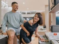 Uus menyebut istrinya hot ketika memasak di dapur sehingga ia yang awal mulanya cuma numpang lewat malah betah berlama-lama dengan istrinya.