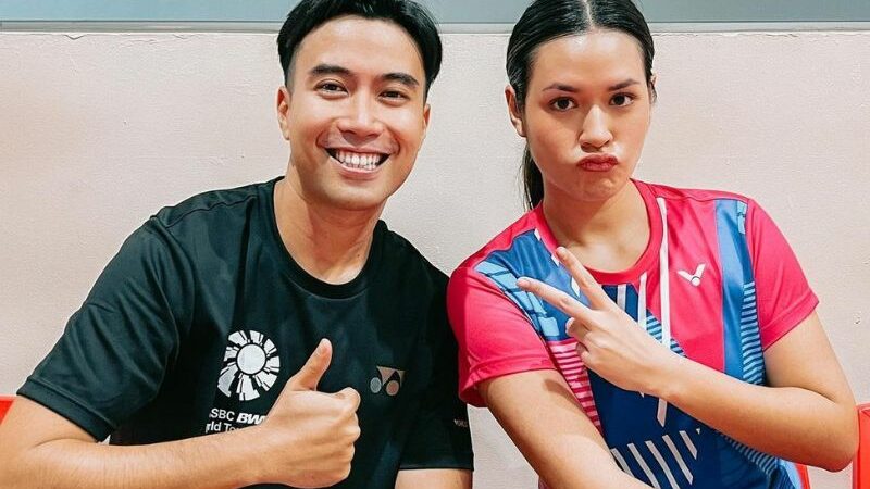 Vidi Aldiano unggah perbandingan foto lawas dengan Raisa dengan pose sama. Netizen merasa iri karena malah terlihat semakin muda.