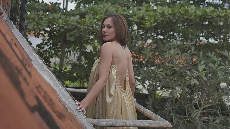 Wulan Guritno kenakan sebuah gaun tipis dan terbuka, netizen sampai merinding melihatnya. Terlebih foto ini dinilai terlalu menggoda.