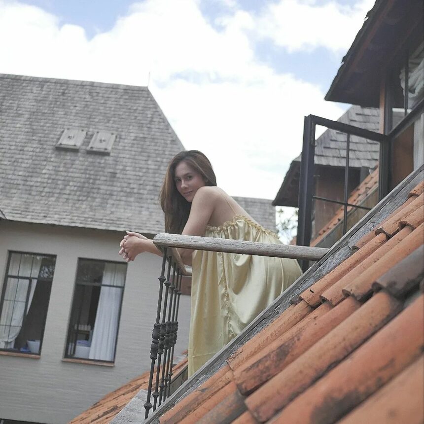 Kenakan Gaun Tipis Transparan, Wulan Guritno Bikin Jantung Netizen Berdetak Kencang  7 Wulan Guritno kenakan sebuah gaun tipis dan terbuka, netizen sampai merinding melihatnya. Terlebih foto ini dinilai terlalu menggoda.