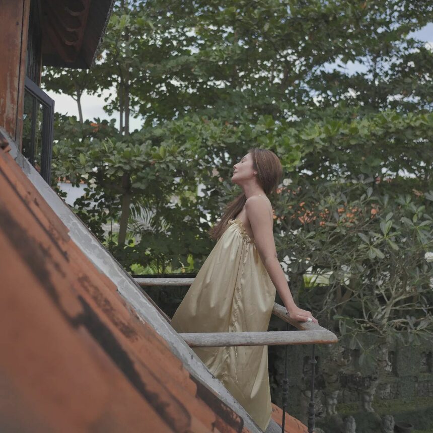 Kenakan Gaun Tipis Transparan, Wulan Guritno Bikin Jantung Netizen Berdetak Kencang  6 Wulan Guritno kenakan sebuah gaun tipis dan terbuka, netizen sampai merinding melihatnya. Terlebih foto ini dinilai terlalu menggoda.