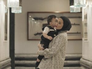 Zaskia Sungkar merasa pernah berbuat zalim ketika tergabung dalam grup the Sister bersama adiknya, karena sering lipsing.