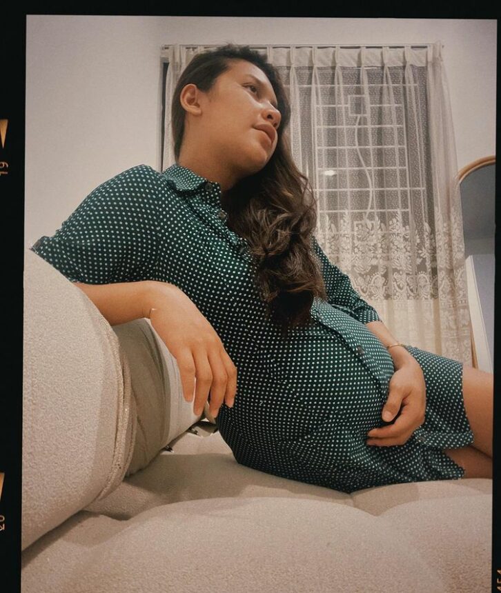 Tak Lama Lagi Melahirkan, Intip Potret Terbaru Indah Permatasari yang Semakin Chubby 4 Lampiran Gambar