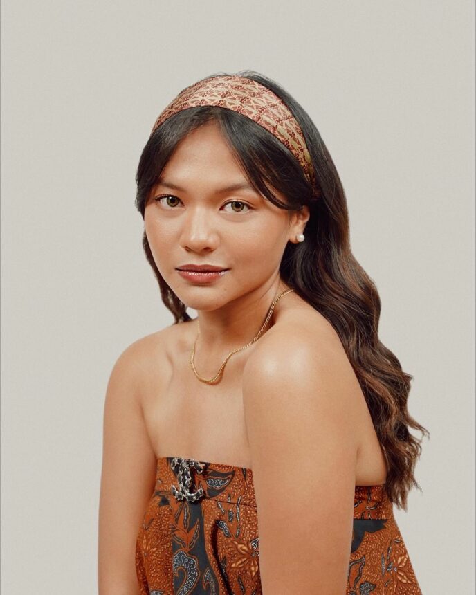 Amel Carla Pamer Foto Pakai Kemben, Bentuk Bahunya yang Gepeng Bikin Salfok 4 Lampiran Gambar