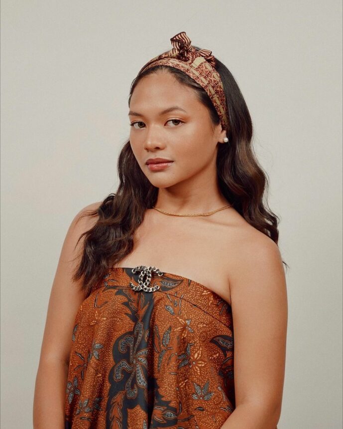 Amel Carla Pamer Foto Pakai Kemben, Bentuk Bahunya yang Gepeng Bikin Salfok 3 Lampiran Gambar