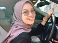 Istri komedian Bintang Emon, Alca Octaviani terlahir dari kalangan keluarga kaya lantaran istrinya itu sewaktu berpacaran tiap berpergian selalu pakai mobil.