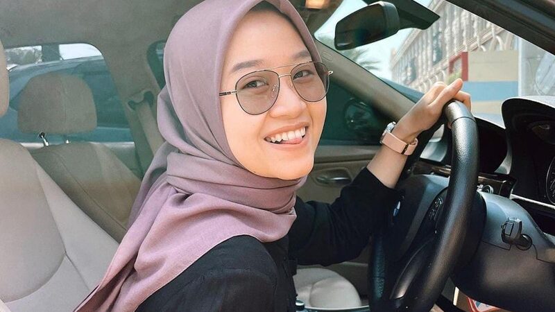Istri komedian Bintang Emon, Alca Octaviani terlahir dari kalangan keluarga kaya lantaran istrinya itu sewaktu berpacaran tiap berpergian selalu pakai mobil.