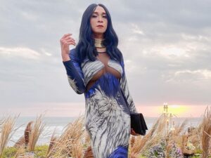 Komedian Aming belum lama ini mengunggah foto baru di laman instagram pribadinya dengan mengenakan baju seksi dan ketat wanita.