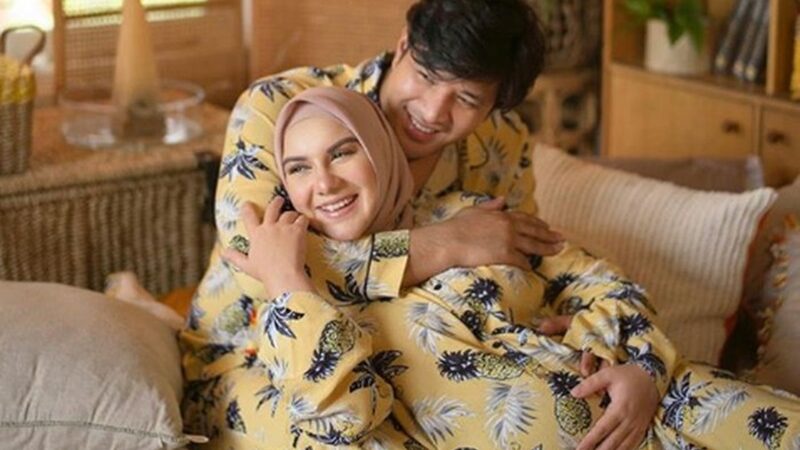 Kebahagiaan Ammar Zoni dan Irish Bella dengan kelahiran anak keempatnya pada hari ini, Selasa (23/8/2022) pada pukul 8.48 WIB.