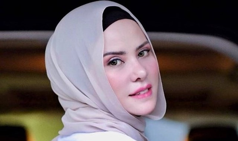 Mantan pengacara Angel Lelga, Deolipa Yumara diduga akan melaporkan dan menuntut Angel Lelga senilai 6 M karena merasa telah dirugikan.