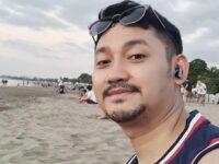 Angga Wijaya belum lama ini mengcover lagu Lesty Kejora yang berjudul 'Sekali Seumur Hidup' ia pun mendapat kecaman sejumlah warganet.