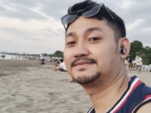 Angga Wijaya belum lama ini mengcover lagu Lesty Kejora yang berjudul 'Sekali Seumur Hidup' ia pun mendapat kecaman sejumlah warganet.