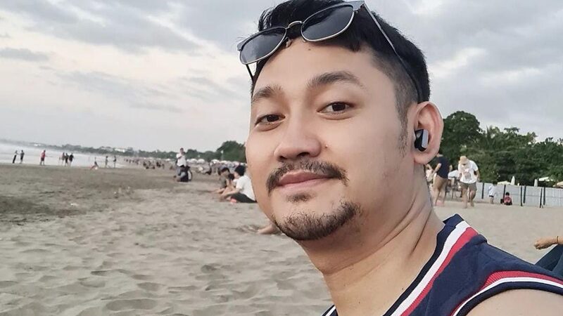 Angga Wijaya belum lama ini mengcover lagu Lesty Kejora yang berjudul 'Sekali Seumur Hidup' ia pun mendapat kecaman sejumlah warganet.