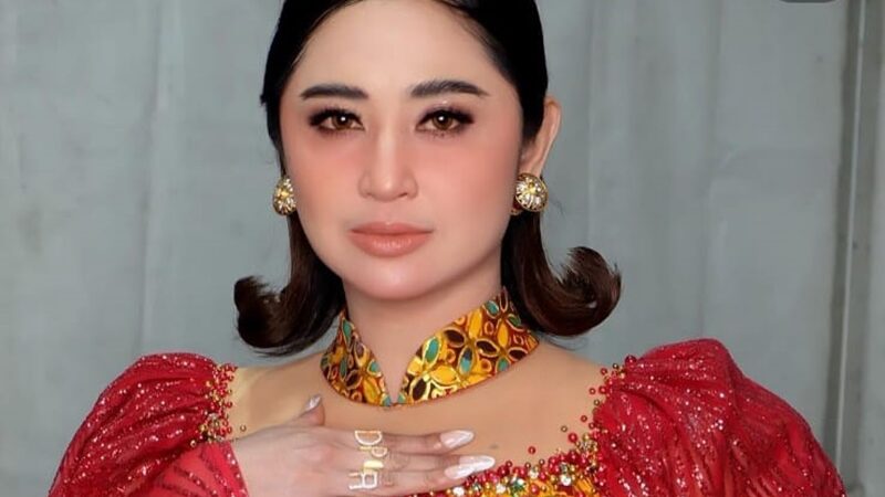 Dewi Perssik sesegukan saat menceritakan kisah asmaranya yang kerap gagal hingga kini resmi menjanda 3 kali.