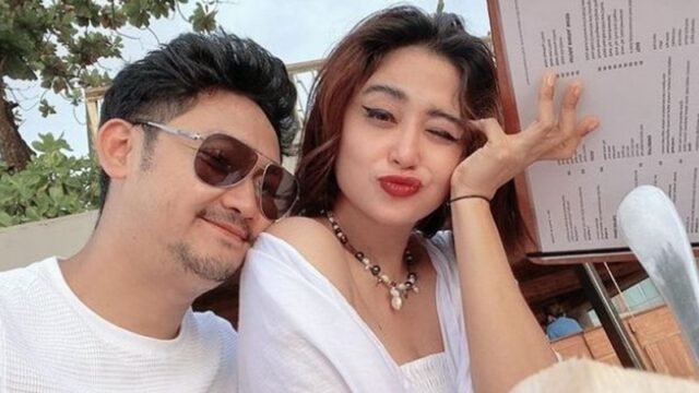 Dewi Perssik belum lama ini hebohkan warganet dengan perkataanya yang terkesan menyinggung Angga Wijaya sebelum benar-benar resmi bercerai.