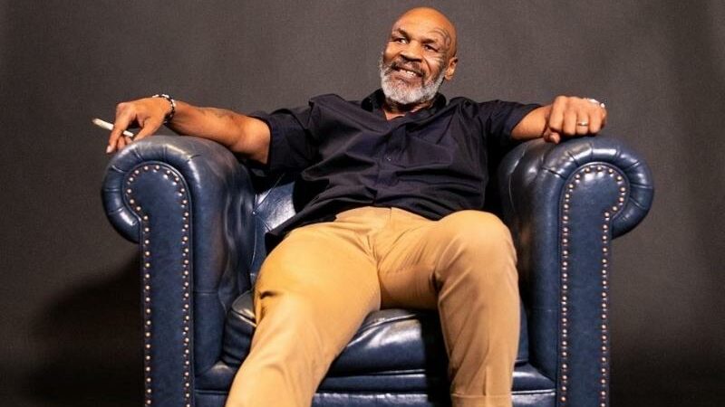 Setelah Bicara Kematian, Mike Tyson Kini Harus Berjalan Menggunakan Kursi Roda