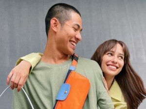 Anna Jobling dan Meerqeen akhirnya menemui para fans Indonesia di Jakarta. Baru sampai di bandara mereka sudah disambut penggemar.