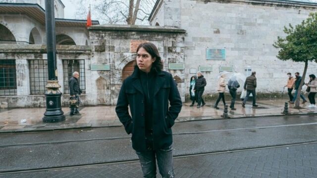 El Rumi gagal hadiri perayaan wisuda di London gara-gara masalah visa yang belum selesai padahal sudah diurus dari bulan yang lalu.