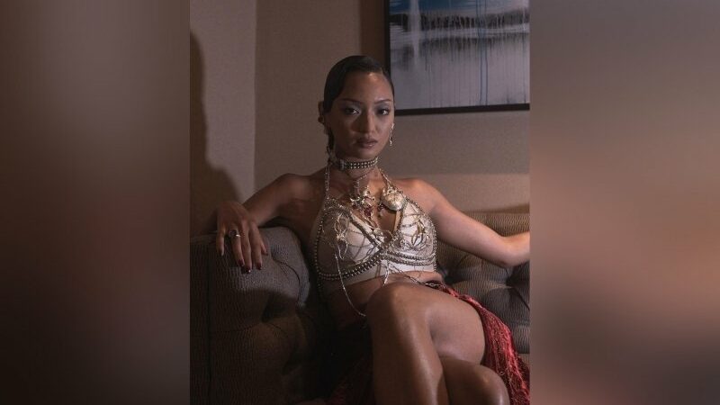 Kecantikan Asmara Abigail memang banyak membuat mata lelaki jadi gagal fokus. Kulit eksotis yang menawan semakin menambah pesonanya.