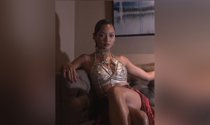 Kecantikan Asmara Abigail memang banyak membuat mata lelaki jadi gagal fokus. Kulit eksotis yang menawan semakin menambah pesonanya.