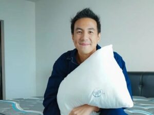 Daniel Mananta ungkapkan bagaimana rasa sayang dan kebucinan dirinya pada sang istri waktu ditanya Bunda Maia. Ternyata romantis banget.