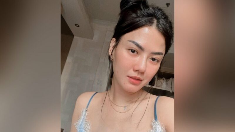 Nita Gunawan kembali mencuri perhatian para netizen Indonesia dengan unggahan foto selepas bangun tidur dan masih mengenakan piyama.