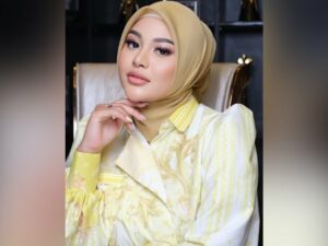 Aurel Hermansyah membuat kaget Ussy Sulistiawati saat mendengar uang bulanan Aurel yang sangat fantastis. Pantas Aurel doyan beli tas mahal.