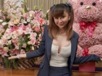 Denise Chariesta unggah reaksi tertawa melihat tingkah Jindan yang mengaku punya ilmu kebal terhadap benda-benda tajam dan tembakan.