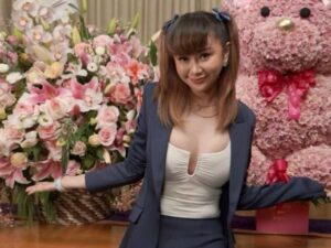 Denise Chariesta unggah reaksi tertawa melihat tingkah Jindan yang mengaku punya ilmu kebal terhadap benda-benda tajam dan tembakan.