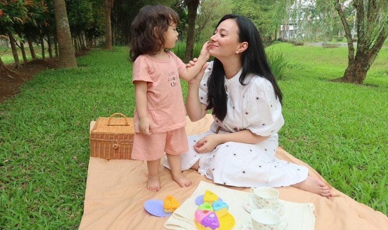 Keluarga Asmirandah Nampak Makin Harmonis Meski Jauh dari Sorotan Media 2 Lampiran Gambar