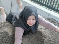 Kekeyi Putri bikin netizen heboh ketika unggah foto pakai bikini yang katanya versi halal. Bukan di pantai, tapi di tupukan pasir depan rumah.