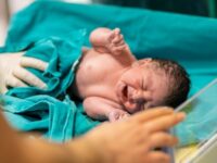 Tangisan bayi ketika baru lahir ternyata memiliki penjelasan yang berbeda dari sisi medis dan juga sudut pandang islam, simak penjelasannya.