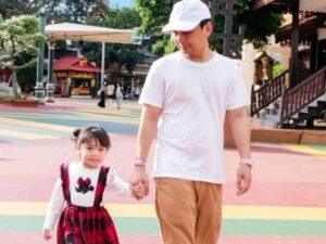 Raditya Dika beri klarifikasi perihal video penampakan hantu yang direkam oleh anaknya hingga menghebohkan para netizen Indonesia.