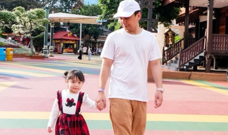 Raditya Dika beri klarifikasi perihal video penampakan hantu yang direkam oleh anaknya hingga menghebohkan para netizen Indonesia.