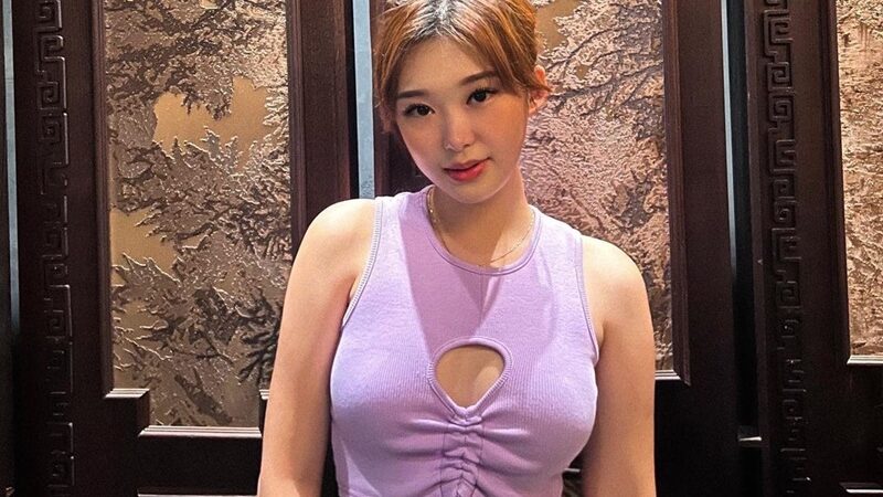 Netizen menjadi ketar-ketir saat Livy Renata mengunggah potret dirinya yang memamerkan belahan dadanya, Kamis (25/8/2022).