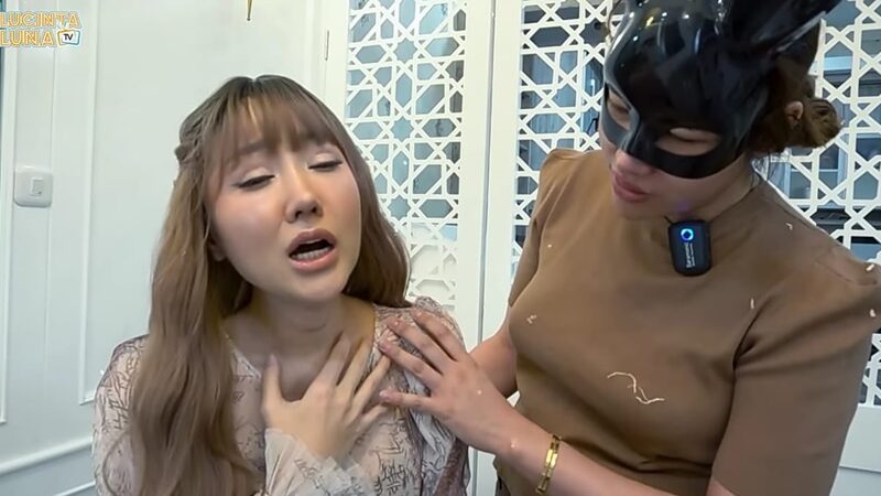 Lucinta Luna akhirnya launching suara khadamnya yang sudah dioperasi di luar negeri, akibatnya ia tidak bisa berbicara banyak.