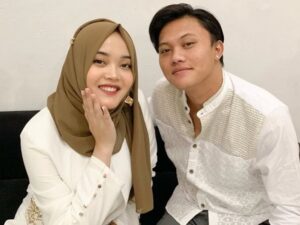 Rizky Febian tampil di atas panggung bersama adik perempuannya Putri Delina, ia pun mengungkapkan isi hatinya pada sang adik yang dihujat netizen.