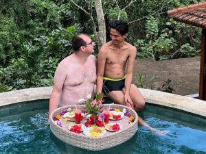 Ragil Mahardika belum lama ini mengunggah video mesra bareng kekasih gaynya di sebuah tempat wisata, ia pun diminta untuk segera bertaubat.