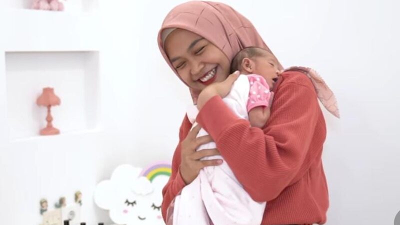 Ria Rici ungkap pernah memaksa anak pertamanya, Moana untuk banyak-banyak minum ASI lantaran selalu disebut Moana memiliki badan yang kecil.