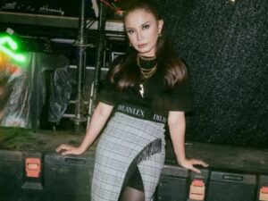 Rossa baru saja mengadakan konser Rossa 25 Shining Yeara Concert in Bandung yang hebohkan jagat maya dengan aksinya yang berderai air mata.