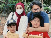 Ririe Fairus belum lama ini abadikan momen kebersamaan dengan sang mantan suami, Ayus Sabyan, ia pun diminta untuk rujuk.