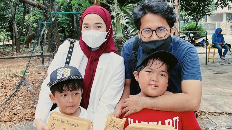 Ririe Fairus belum lama ini abadikan momen kebersamaan dengan sang mantan suami, Ayus Sabyan, ia pun diminta untuk rujuk.