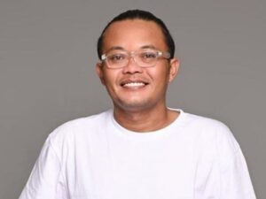 Komedian Sule kini dikabarkan tengah jatuh sakit dan harus diinfus, ia pun menyampaikan pesan pada netizen untuk berhenti hujat putrinya.